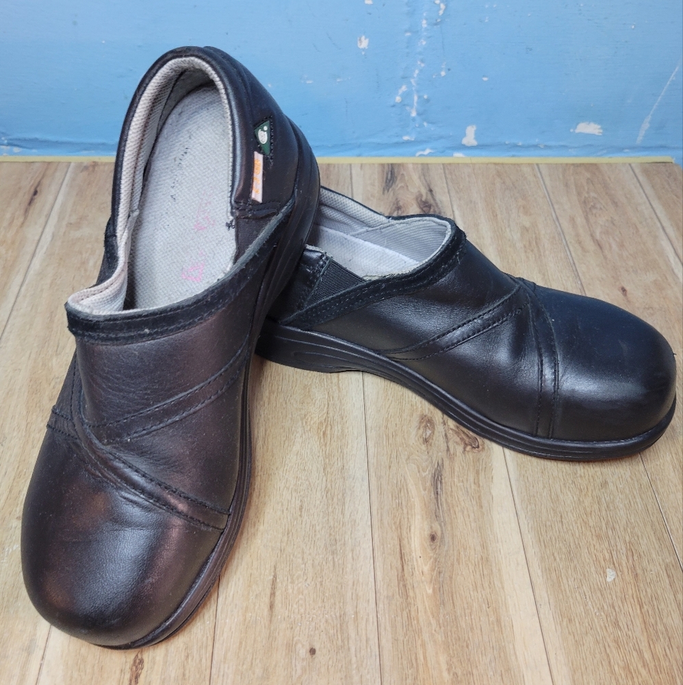 Ladies Dakota slip on safety shoes, size 8.5. Great shape